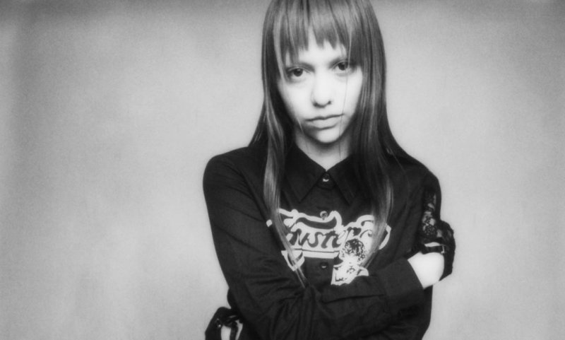 Lucy miró al mundo y notó que está girando: el próximo álbum de AKRIILA 