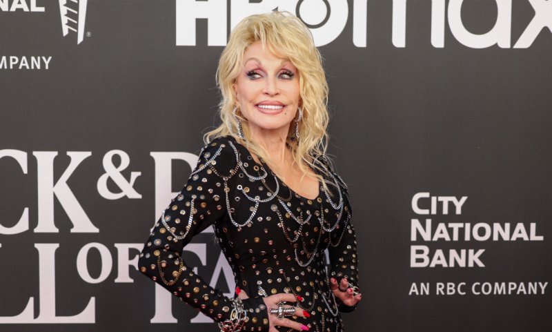 Dolly Parton considera usar un avatar para seguir ofreciendo conciertos