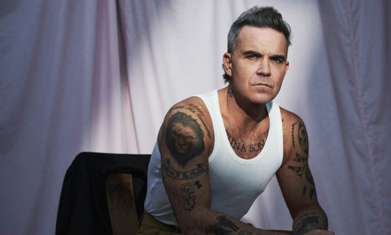 Crítica: Robbie Williams – ‘Britpop’. Una ruidosa carta de amor a los 90