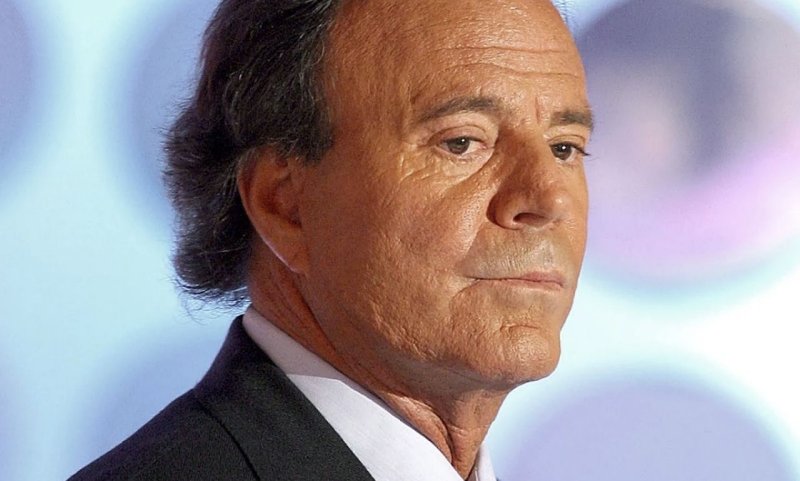 El abogado de Julio Iglesias pide que se archive la denuncia contra el cantante